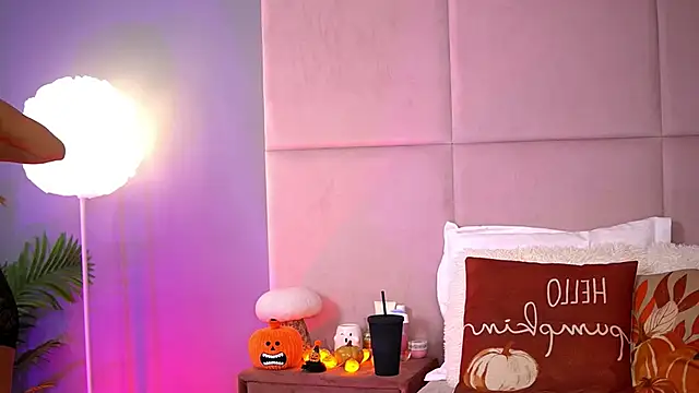 Snapshot of AlmaLuv chatting on October 21, 3:51 am AlmaLuv online show from October 21, 3:51 am