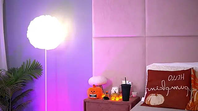 Snapshot of AlmaLuv chatting on November 1, 4:47 am AlmaLuv online show from November 1, 4:47 am