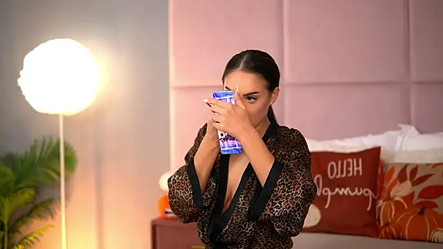 Snapshot of AlmaLuv chatting on November 28, 4:48 am AlmaLuv online show from November 28, 4:48 am