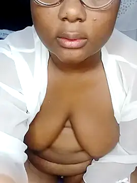 Snapshot of juicy_candy1999 chatting on January 5, 8:43 am juicy candy1999 online show from January 5, 8:43 am