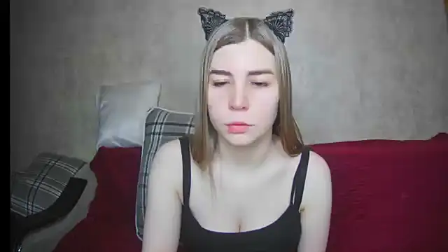 Snapshot of ElllaNuar chatting on March 6, 3:57 am ElllaNuar online show from March 6, 3:57 am