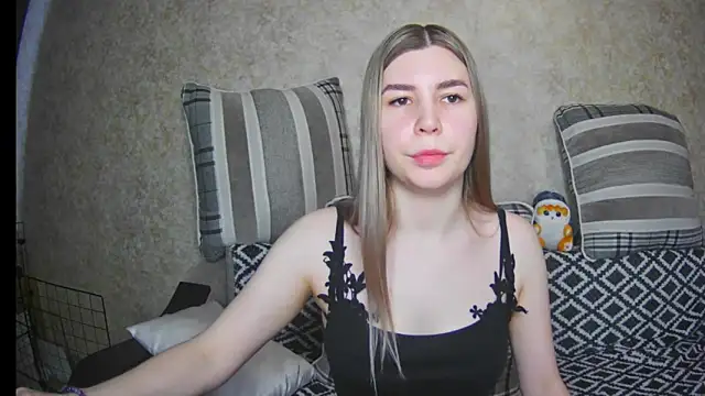 Snapshot of ElllaNuar chatting on March 17, 4:40 am ElllaNuar online show from March 17, 4:40 am