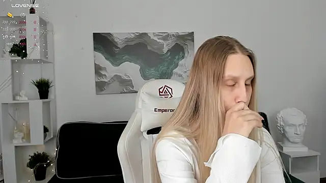 Snapshot of miissblonde chatting on March 5, 2:25 am miissblonde online show from March 5, 2:25 am