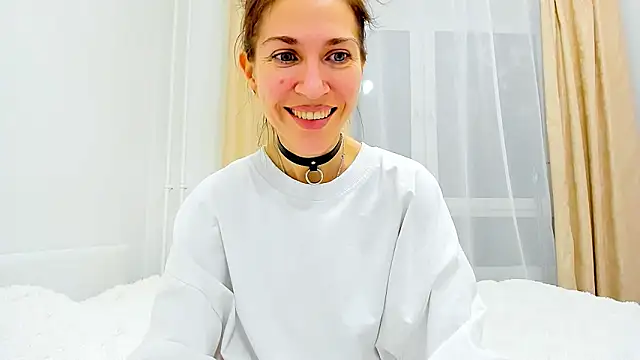 Mona Cruz online show from February 4, 9:20 pm