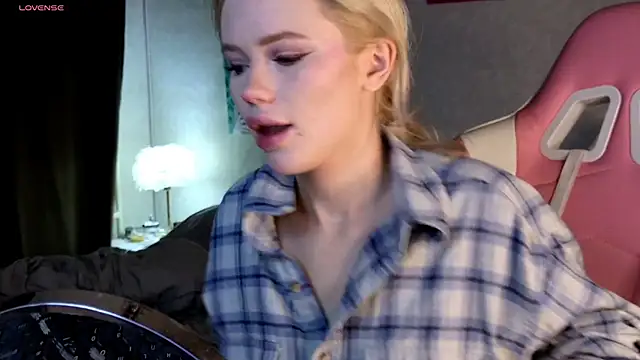 Snapshot of LexieLoree chatting on December 5, 4:09 am LexieLoree online show from December 5, 4:09 am