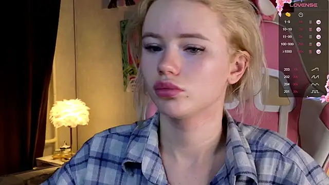 Snapshot of LexieLoree chatting on December 8, 4:14 am LexieLoree online show from December 8, 4:14 am