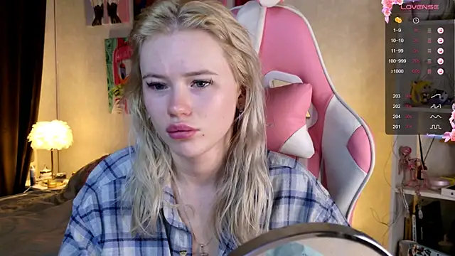 Snapshot of LexieLoree chatting on December 13, 3:38 am LexieLoree online show from December 13, 3:38 am