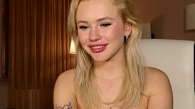 Snapshot of LexieLoree chatting on December 17, 8:12 am LexieLoree online show from December 17, 8:12 am