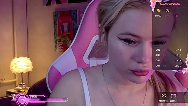 Snapshot of LexieLoree chatting on January 14, 4:15 am LexieLoree online show from January 14, 4:15 am