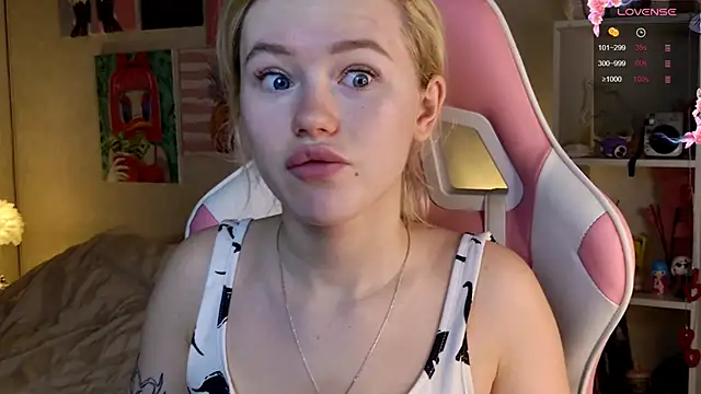 Snapshot of LexieLoree chatting on February 5, 3:34 am LexieLoree online show from February 5, 3:34 am