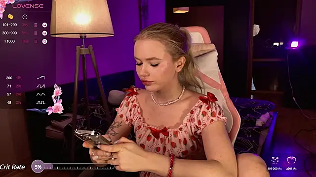 Snapshot of LexieLoree chatting on March 14, 10:18 am LexieLoree online show from March 14, 10:18 am