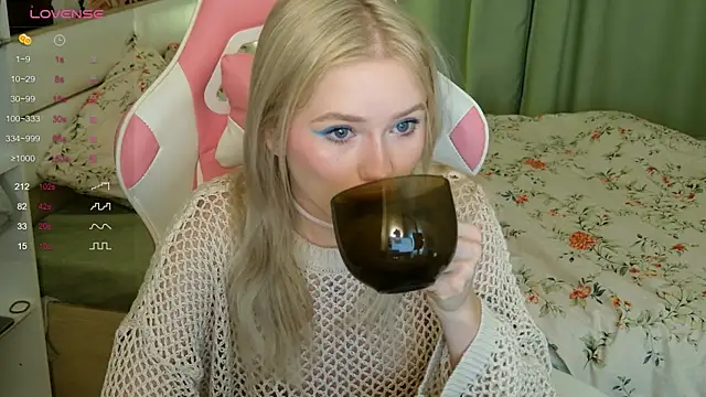 Snapshot of LexieLoree chatting on October 6, 3:04 am LexieLoree online show from October 6, 3:04 am