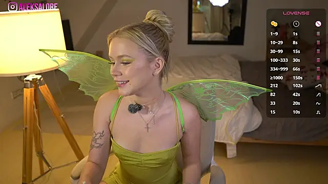 Snapshot of LexieLoree chatting on October 31, 4:13 am LexieLoree online show from October 31, 4:13 am