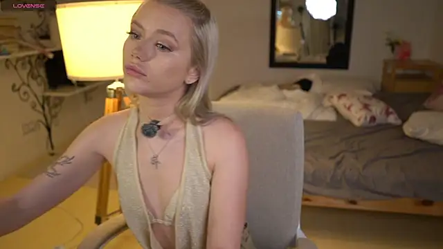 Snapshot of LexieLoree chatting on November 4, 4:00 am LexieLoree online show from November 4, 4:00 am