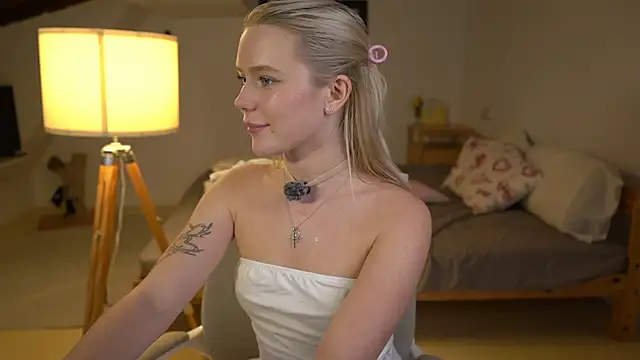 Snapshot of LexieLoree chatting on November 13, 4:17 pm LexieLoree online show from November 13, 4:17 pm