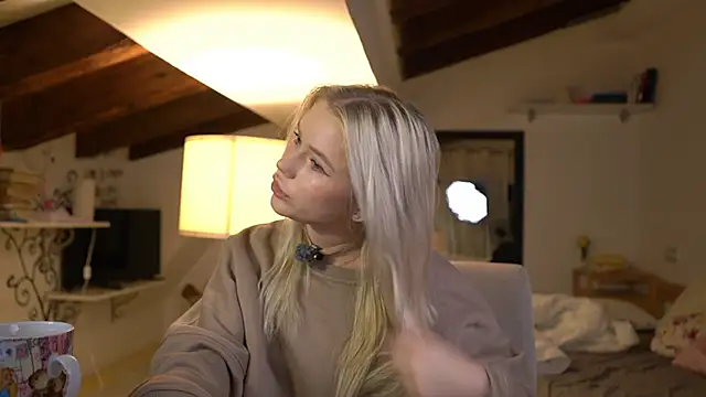 Snapshot of LexieLoree chatting on November 17, 4:07 am LexieLoree online show from November 17, 4:07 am