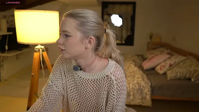 Snapshot of LexieLoree chatting on November 26, 4:02 am LexieLoree online show from November 26, 4:02 am