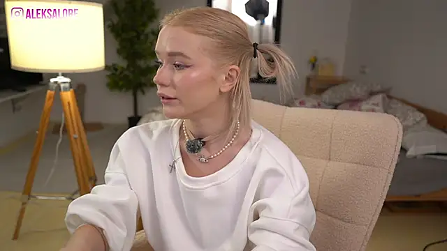 Snapshot of LexieLoree chatting on December 5, 4:10 am LexieLoree online show from December 5, 4:10 am