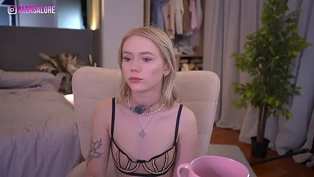 LexieLoree online show from March 28, 3:17 am