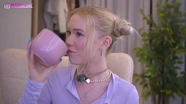 LexieLoree online show from April 22, 2:36 am