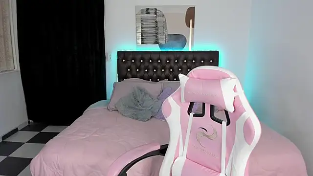 paula kawaiifu  online show from March 15, 1:40 pm