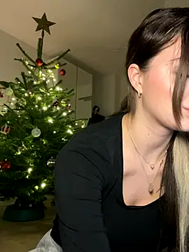 Mia-Minou online show from November 29, 3:15 pm