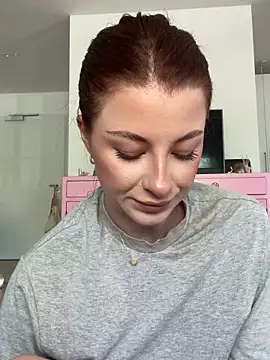 Mia-Minou online show from April 26, 7:39 am