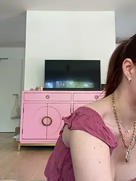 Mia-Minou online show from April 27, 9:40 am