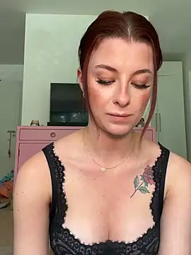 Mia-Minou online show from June 10, 1:10 pm