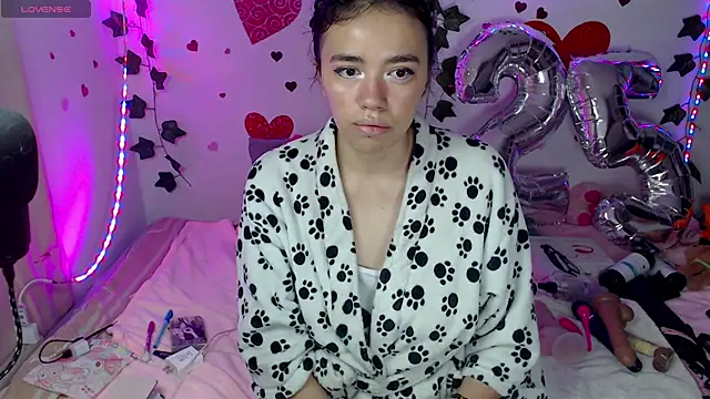 Snapshot of sophie_north chatting on February 25, 3:16 pm sophie north online show from February 25, 3:16 pm
