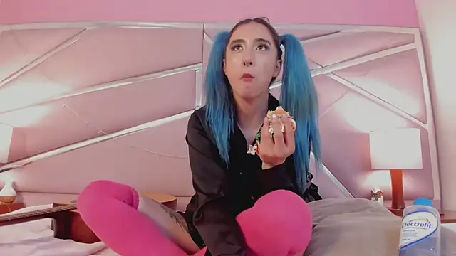 Snapshot of Lunapage chatting on March 18, 7:20 pm Lunapage online show from March 18, 7:20 pm