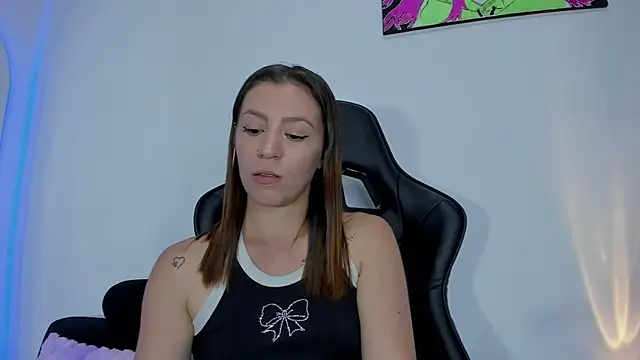 Snapshot of roxanne_jones1 chatting on June 5, 9:53 pm roxanne jones1 online show from June 5, 9:53 pm