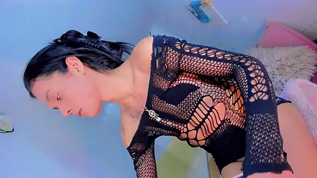 Snapshot of gilbanys_22 chatting on February 15, 8:33 am gilbanys 22 online show from February 15, 8:33 am