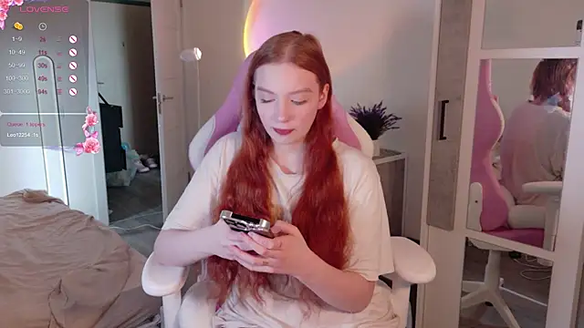 Snapshot of cinnabon_girls chatting on October 19, 7:42 am cinnabon girls online show from October 19, 7:42 am