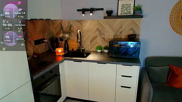 Hannah Carr online show from April 21, 8:55 pm