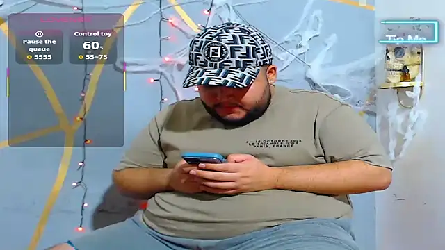 Snapshot of damian_chubby chatting on October 17, 8:39 am damian chubby online show from October 17, 8:39 am