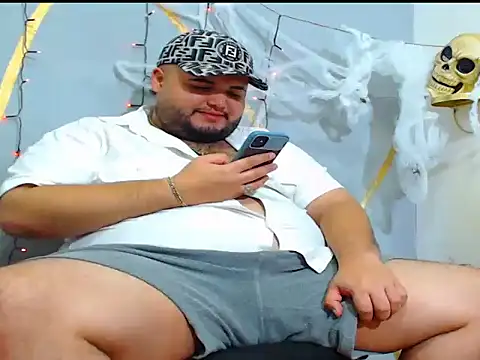 Snapshot of damian_chubby chatting on October 19, 12:06 pm damian chubby online show from October 19, 12:06 pm