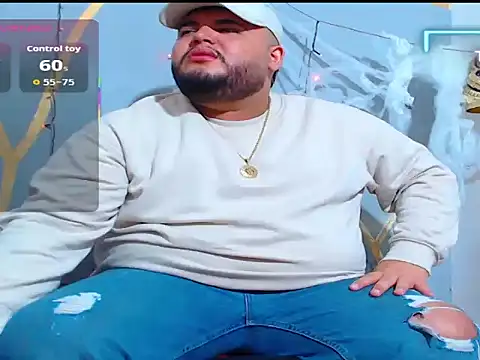 Snapshot of damian_chubby chatting on October 20, 4:02 am damian chubby online show from October 20, 4:02 am