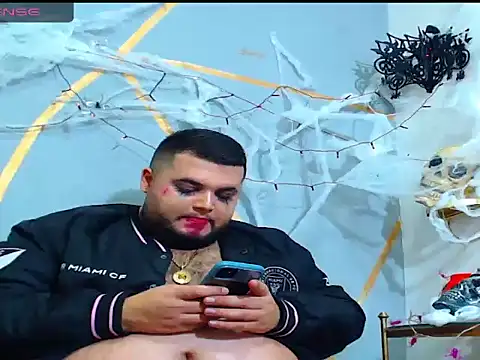 Snapshot of damian_chubby chatting on November 1, 4:03 am damian chubby online show from November 1, 4:03 am