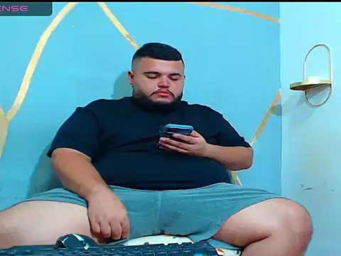 Snapshot of damian_chubby chatting on November 13, 3:27 am damian chubby online show from November 13, 3:27 am