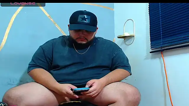 Snapshot of damian_chubby chatting on November 18, 12:05 am damian chubby online show from November 18, 12:05 am