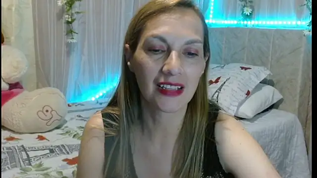 italagomez  online show from February 3, 11:58 pm