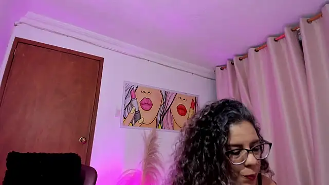 Snapshot of StarMilf chatting on June 14, 12:29 pm StarMilf online show from June 14, 12:29 pm