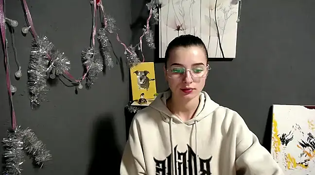 lady olivia  online show from December 19, 1:40 pm