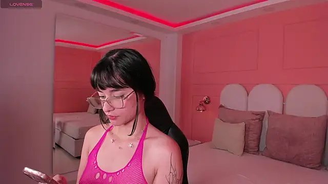 emilly williams  online show from December 9, 8:01 pm