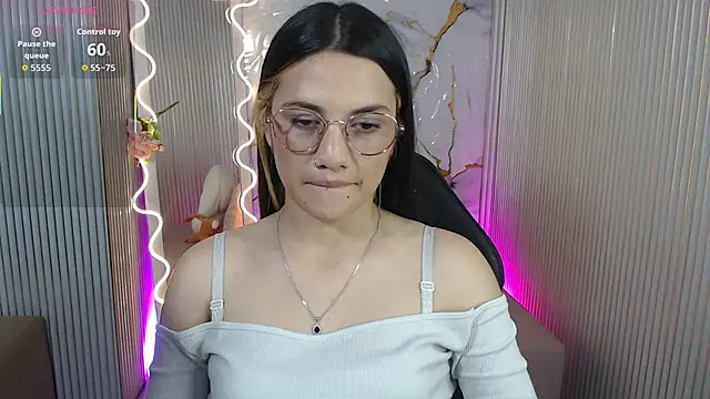 Snapshot of Chiara_tay chatting on May 8, 7:08 pm Chiara tay online show from May 8, 7:08 pm