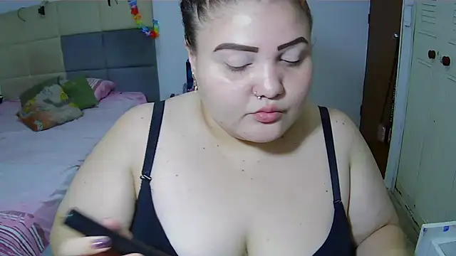Snapshot of Jones_alexia chatting on April 11, 5:12 am Jones alexia online show from April 11, 5:12 am