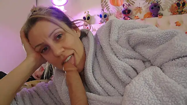 Snapshot of VegasDani chatting on November 8, 6:57 am VegasDani online show from November 8, 6:57 am