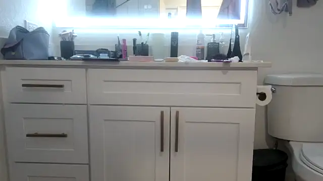 QueenLolaX online show from April 18, 4:27 am