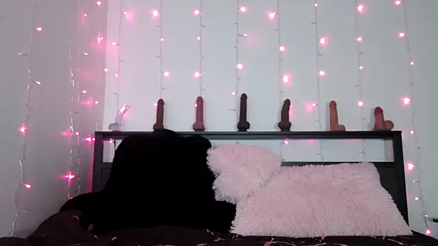 QueenLolaX online show from July 6, 7:05 am